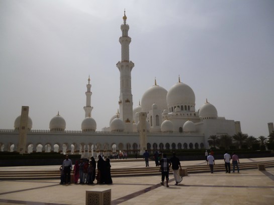 Abu Dhabi'deki Zayed Camii gezilip görülmesi gereken yerlerden...