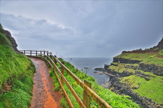 Giant Causeway'de uzun yürüyüş parkuru boyunca en az bir kere sağlam yağmur yiyeceğinizi garanti edebilirim.