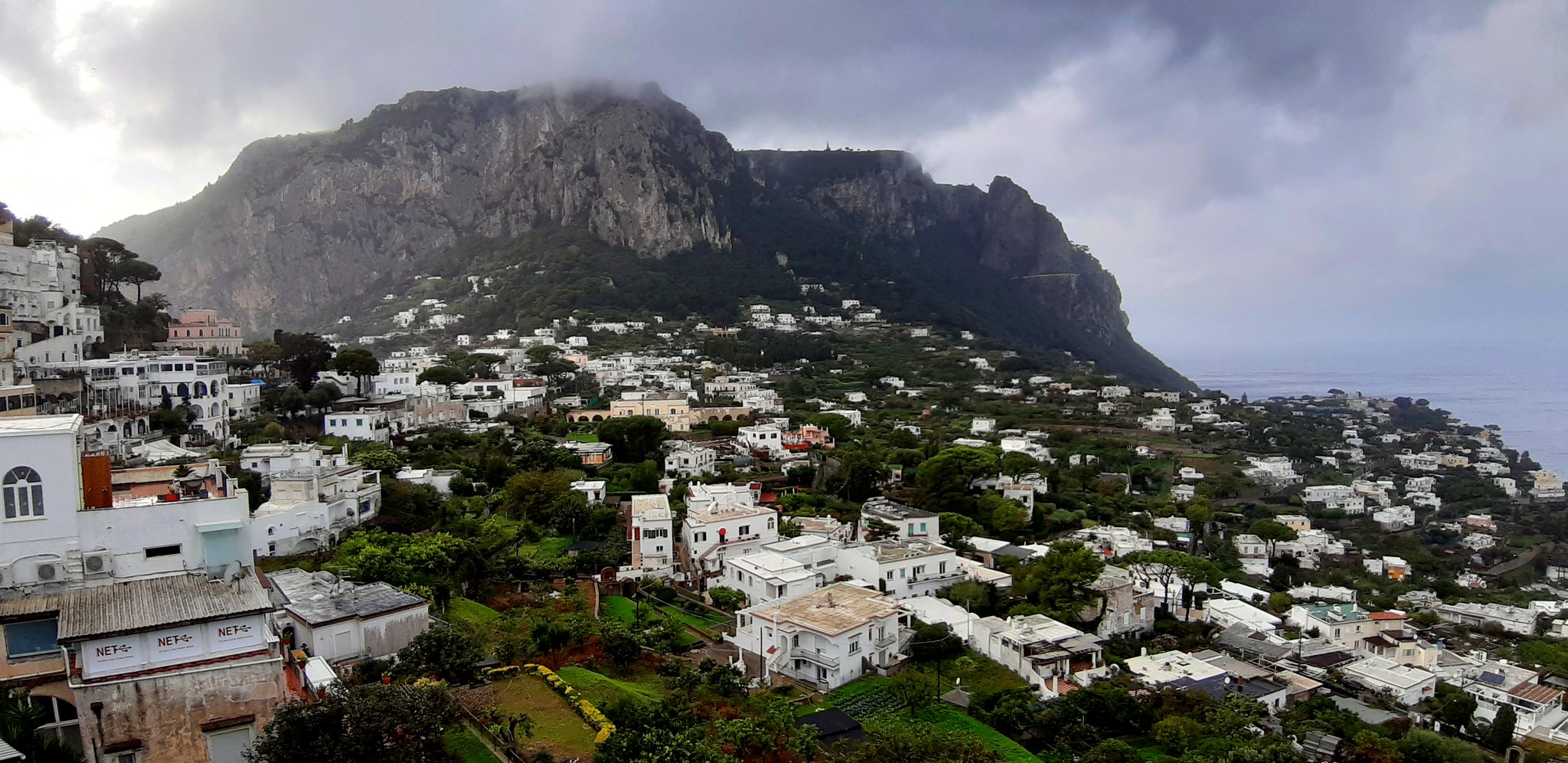 Bulutlu bir günde Capri kasabası manzarası