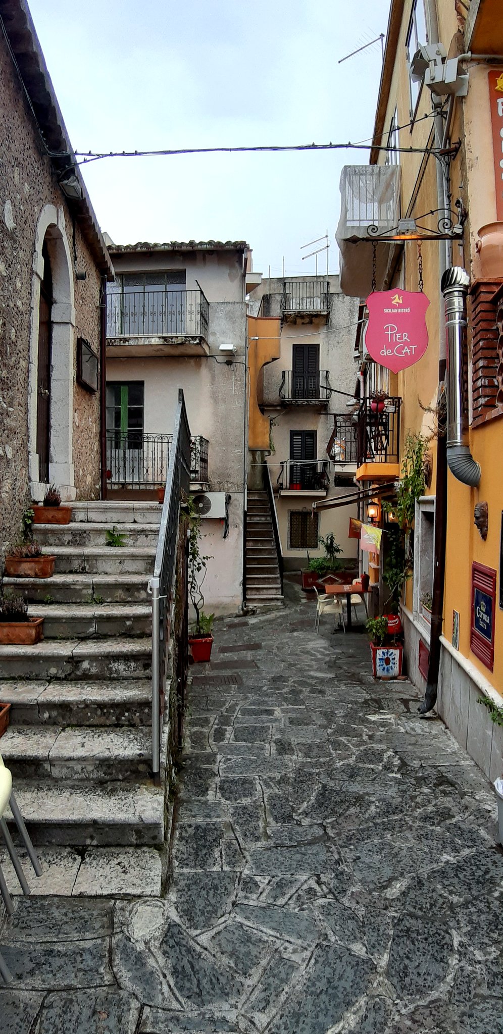 Taormina çevresinde dar bir kasaba sokağı