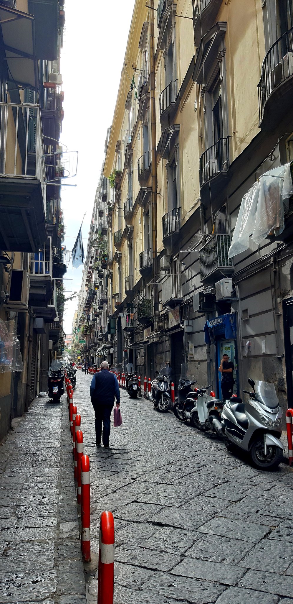 Napoli tarihî merkezinde dar bir sokak