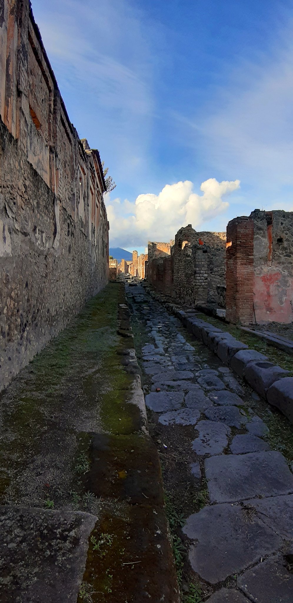Pompeii'de bir sokağın ucunda Vezüv