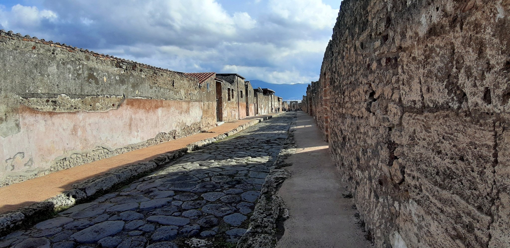 Pompeii'nin lav taşı döşeli ana caddesi