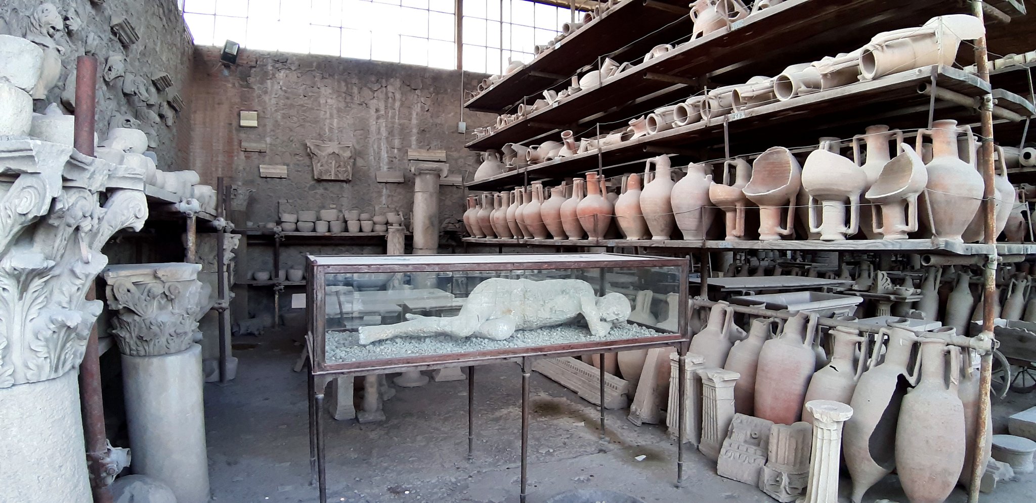 Pompeii Forum Ambarı'nda amphoralar ve cam vitrinde alçı insan kalıbı
