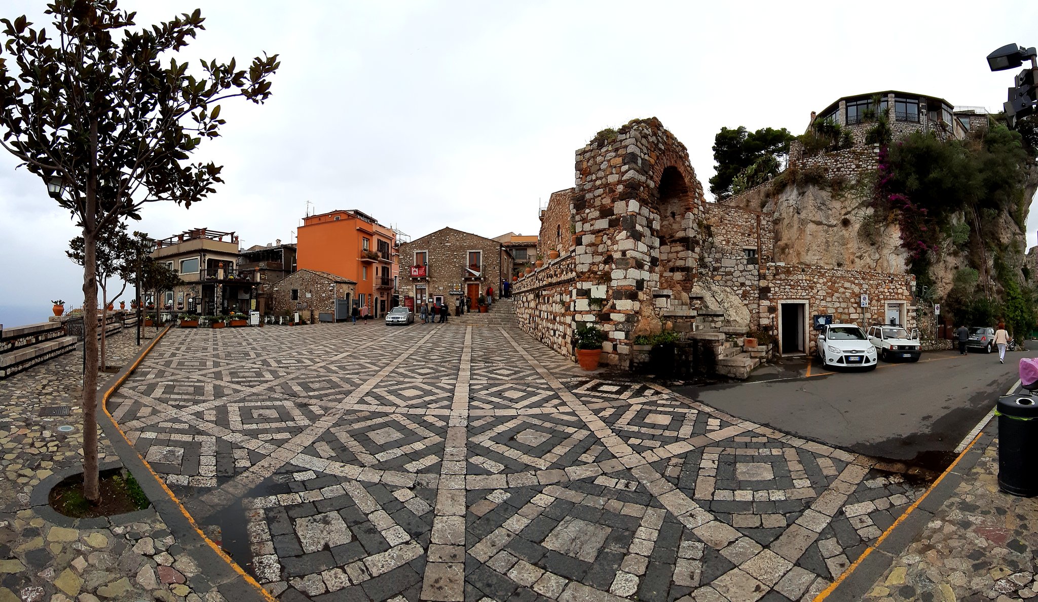 Castelmola'da desenli taş meydan