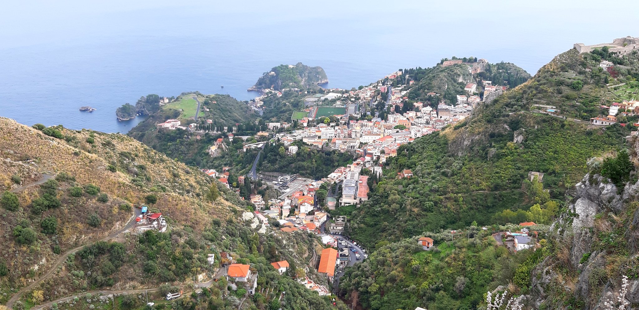Yüksekten Taormina ve koy manzarası